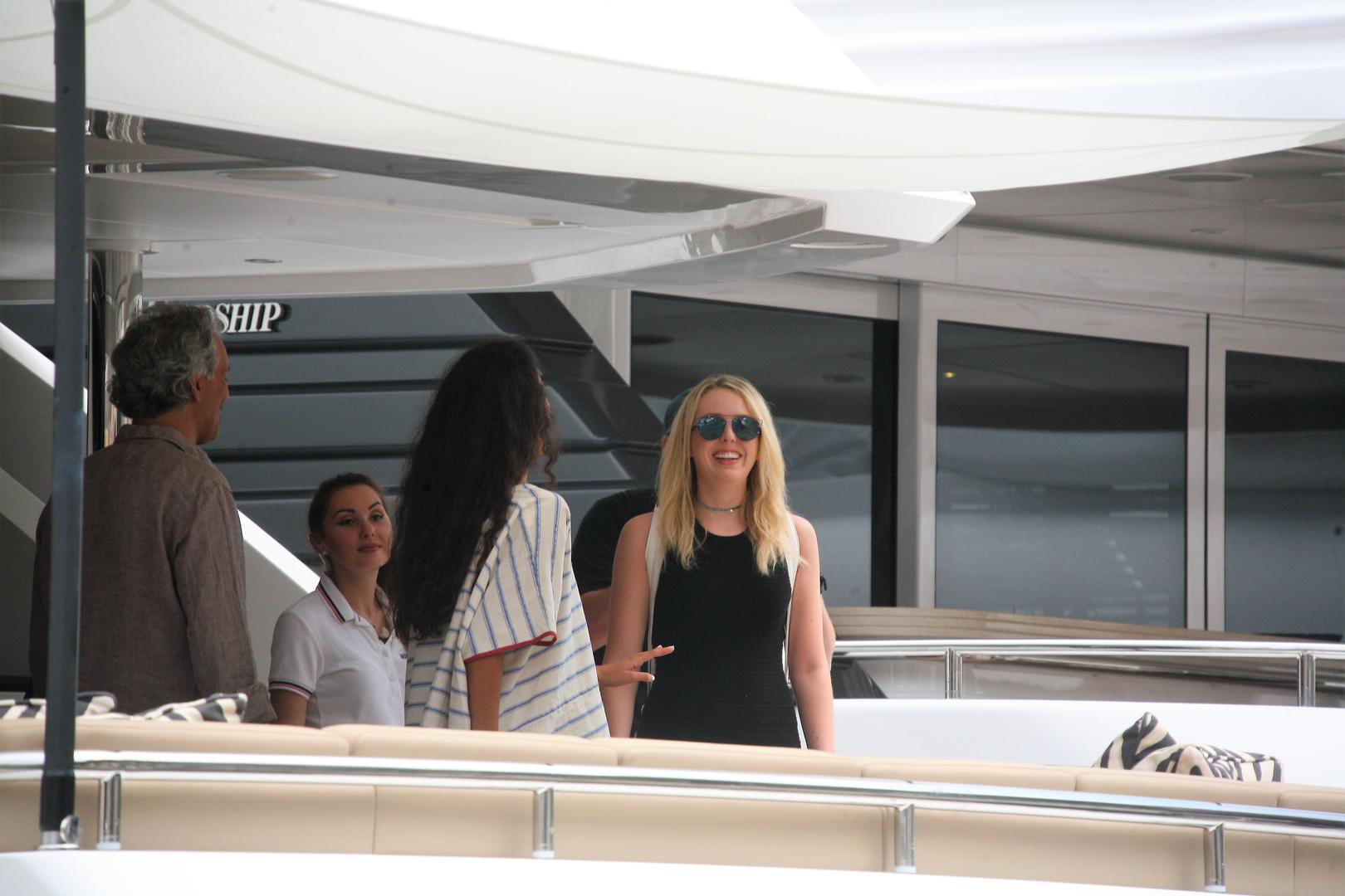 Napravila je pravu zbrku jer su se svi htjeli fotografirati s Trumpovom kćeri što njoj nije teško palo jer Tiffany uživa u pozornosti. 