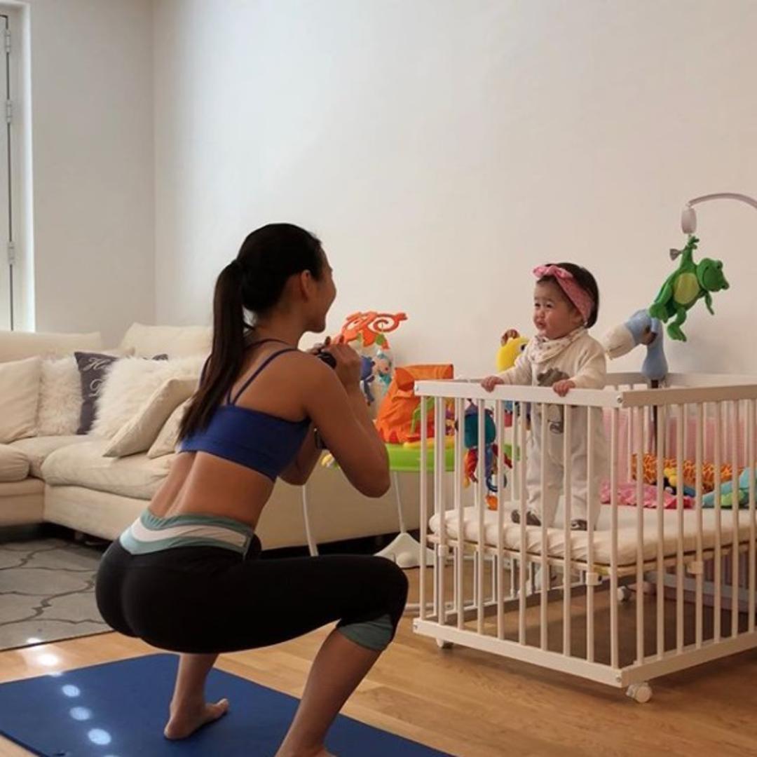 Amy je poručila novim majkama da rade što god treba da si olakšaju majčinstvo te da ne dopuste nikome da ih kritizira jer nešto poduzimaju da bi bile sretne. 
