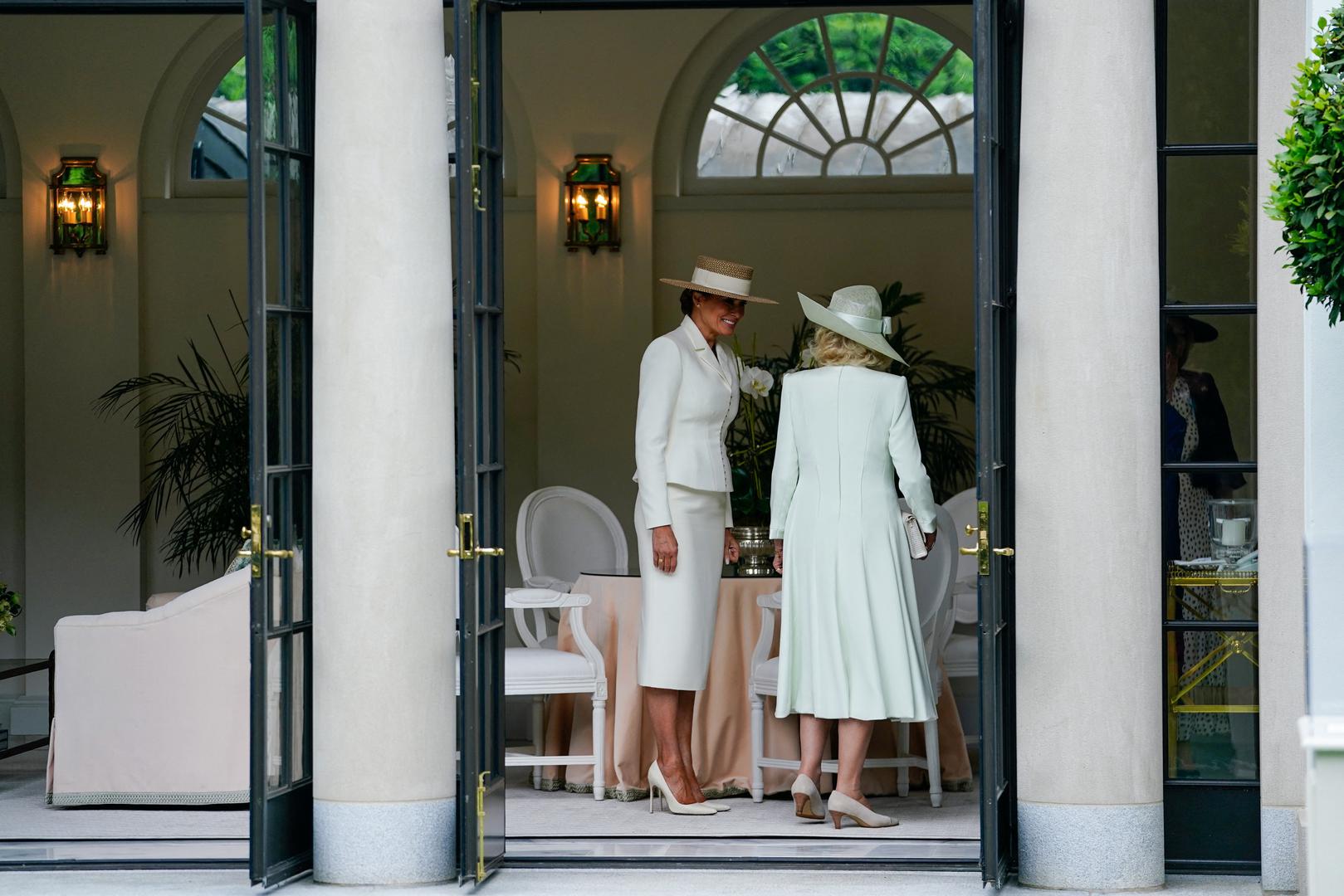 'Ovo nije bio spontan modni trenutak. Bijela je dugo povezana s mirom, jasnoćom i novim počecima, ali i s diplomatskom simbolikom. Po svojoj prirodi je neutralna, nenametljiva i suzdržana. Ne provocira niti nameće stav', istaknula je Amber.