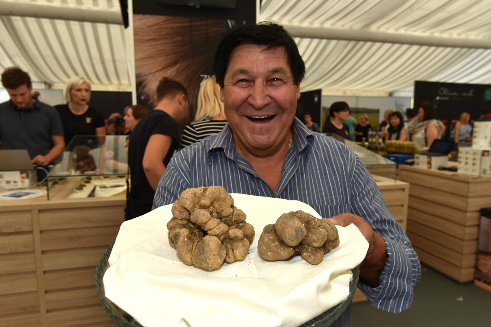 20. TARTUF OD 5080 USD - Hrvatska je postojbina i najvećeg tartufa na svijetu. Radi se o bijelom tartufu teškom 1,31 kilogram, a pronašao ga je Giancarlo Zigante 1999. godine. Tada je procijenjeno da vrijedi čak 5080 dolara!