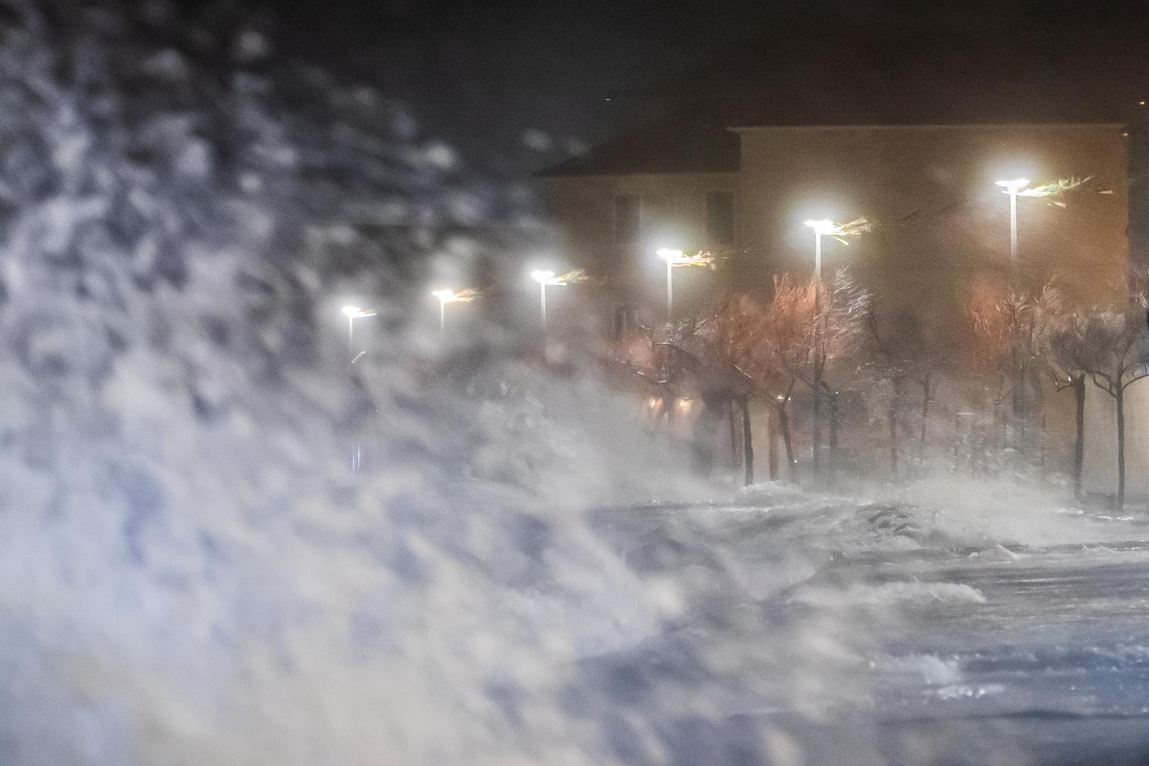 Dodao je da su vatrogasci vodu u objektima koji su udaljeni od rive ispumpavali, no to isto ne mogu napraviti s objektima uz rivu sve dok se more ne povuče. 