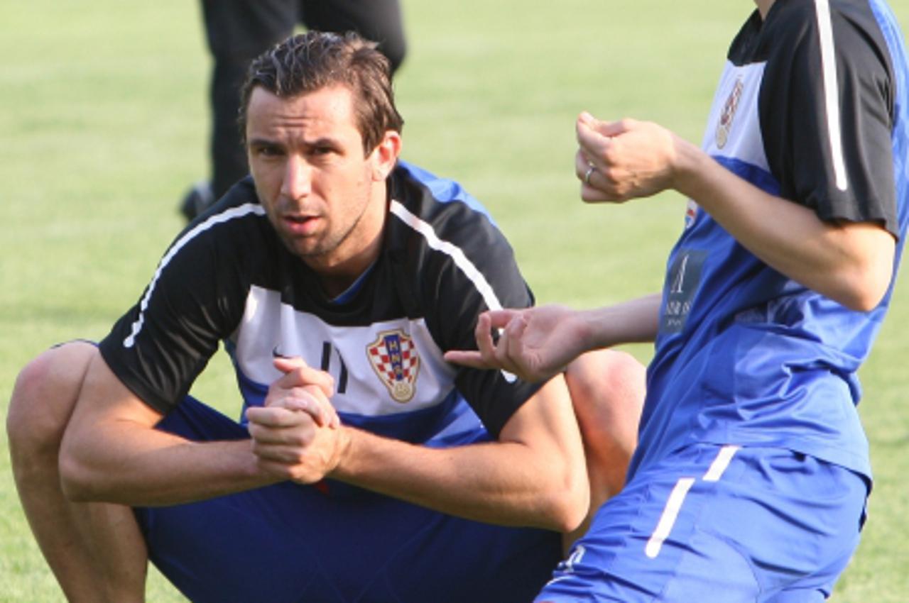 'Supetar .28.05.2011. Hrvatski reprezantivci nakon dolaska u Supetar odradili popodnevni trening pred brackom publikom koja ih je odusevljeno pozdravila. Srna i Modric Photo: Ivo Cagalj/PIXSELL'