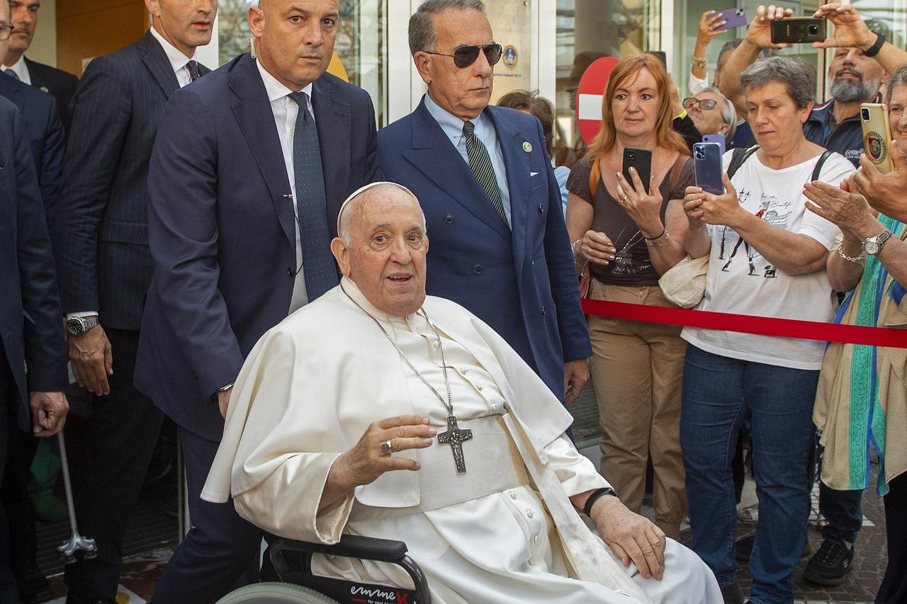 Papa Franjo otpušten iz bolnice devet dana nakon operacije