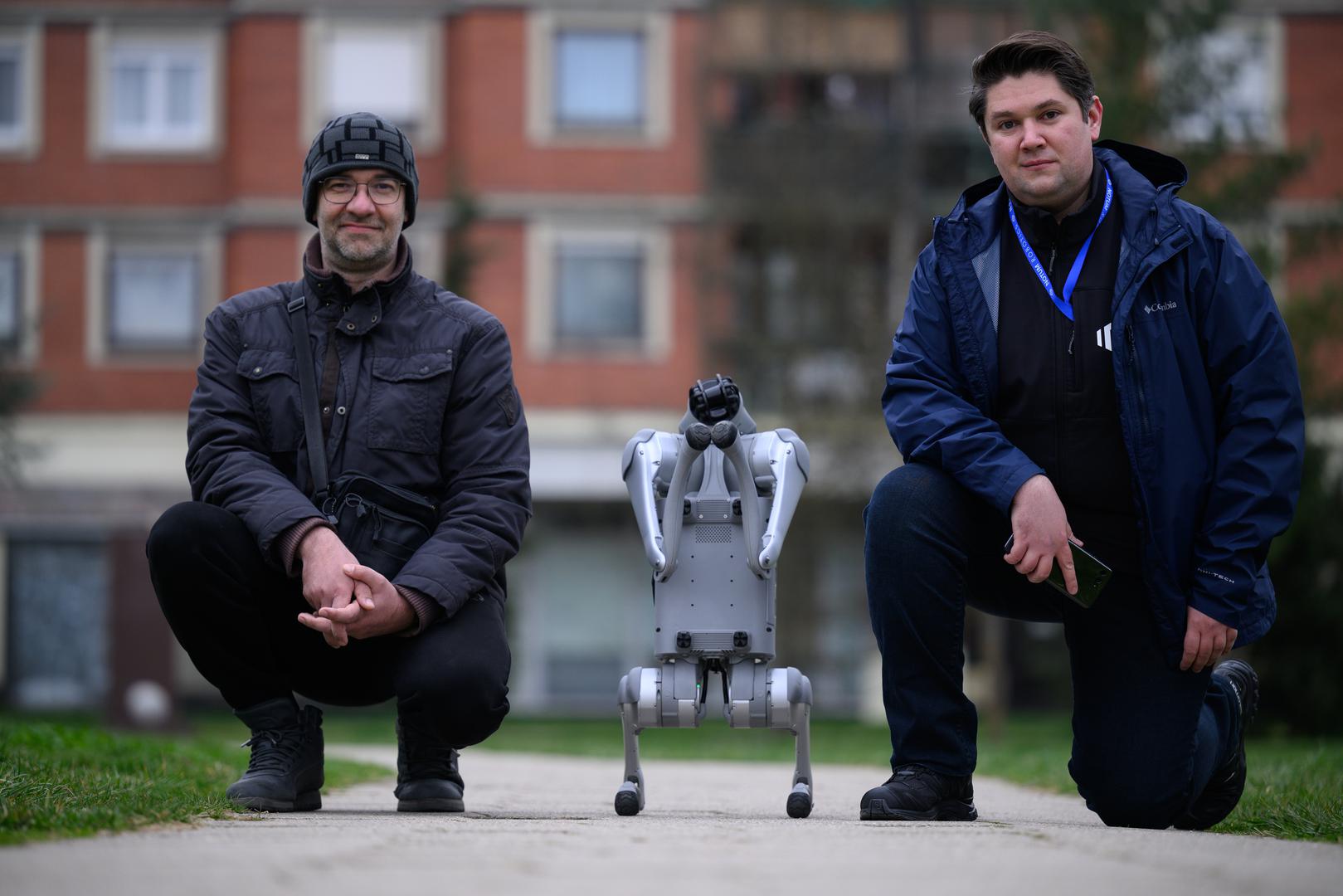 07.03.2024., Velika Gorica -  Milan Rajcevic, vlasnik i direktor tvrtke Notum Robotics sa suradnikom Ivanom Batinicem prosetao je Parkom dr. Franje Tudjmana u velikoj Gorici u drustvu robota psa. Za robota su podjednako bili zainteresirani prolaznici i njihovi ljubimci psi. Robot pas je komercijalni proizvod koji se radi po narudjbi, a ono sto je kod njega interesantno i unikatno su softverska rijesenja. Poanta je da ta platforma bude autonomna, bez ljudske intervencije i sa minimalnim odrzavanjem izvrsava zadatke prema svojem programu, da se snalazi u nepoznatim okolnostima, po nepoznatom terenu. Primjene su neogranicene, od sigurnosnih primjena, sluzbe spasavanja, nadzora te interakcije i edukacije. Puni se do 24 sata zbog tehnologije baterije i moze raditi do 3 sata, a trcati moze brzinom do 20 km/h. Trenutno nije vodootporan ali s vremenom moze postati i vodootporan i vatrootporan za siri spektar primjena. Ivan Batinic, Milan Rajcevic.
 Photo: Davor Puklavec/PIXSELL