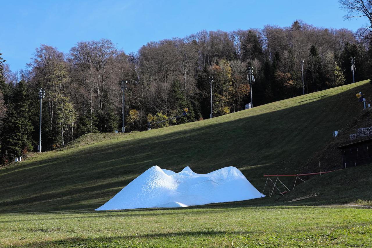 Zagreb: Hrpe umjetnog snijega na Crvenom spustu na Sljemenu