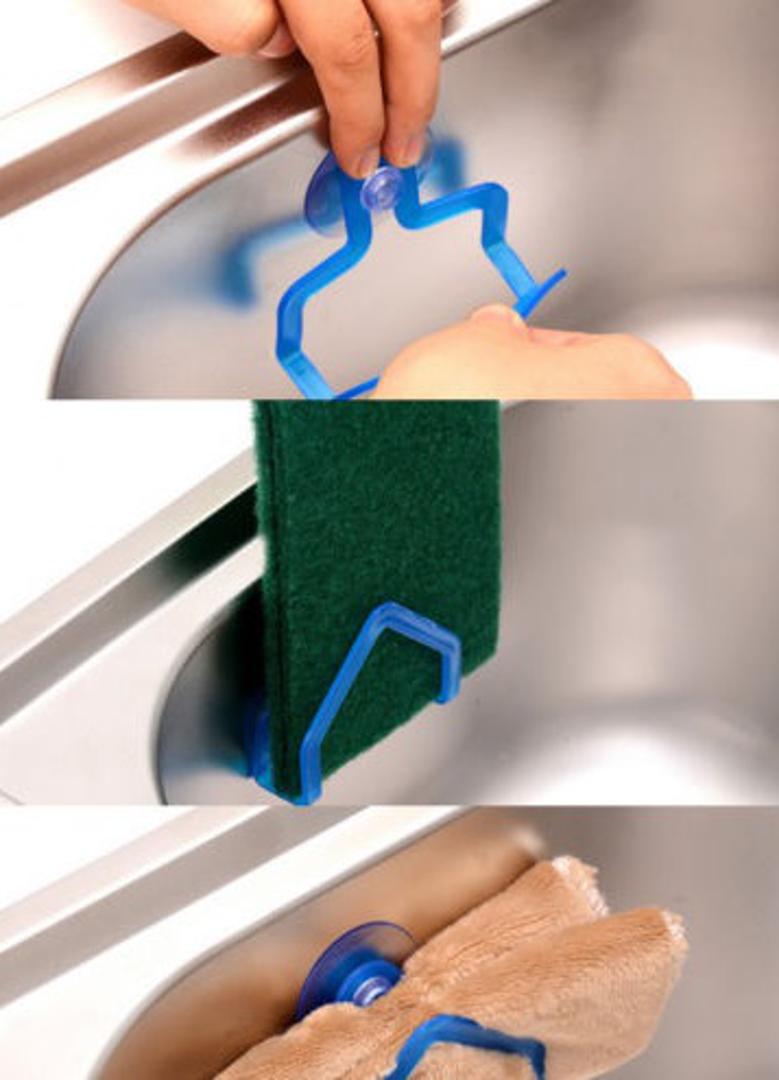 Spužva tu, spužva tamo...Najgore je kada spužvu ostavite u sudoperu da se namače s vodom, pjenom i svim onim što izlijevate u sudoper. Spužvu ocijedite, isperite i konačno stavite na držač koji vam nigdje neće smetati, a bit će vam na dohvat ruke. 