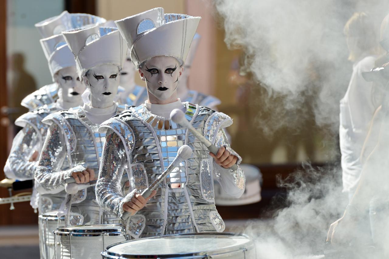 30.08.2014. Centar grada, Varazdin - 16. Spancirfest, festival dobrih emocija. Gradjane su na ulicama zabavili bubnjari Led Drummers.  Photo: Marko Jurinec/PIXSELL