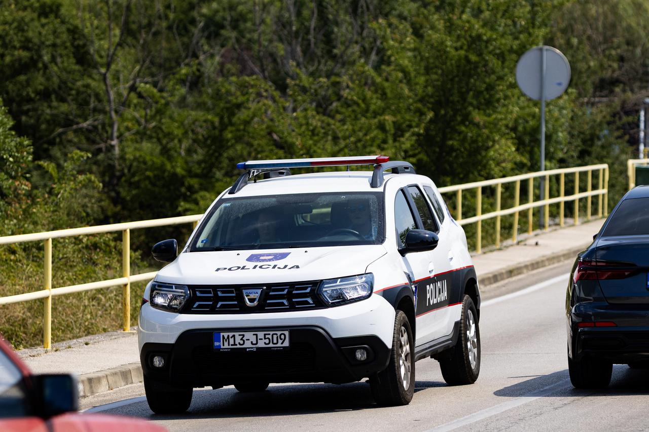 Policijske patrole u mjestu Knešpolje, neposredno prije ulaska u Široki Brijeg