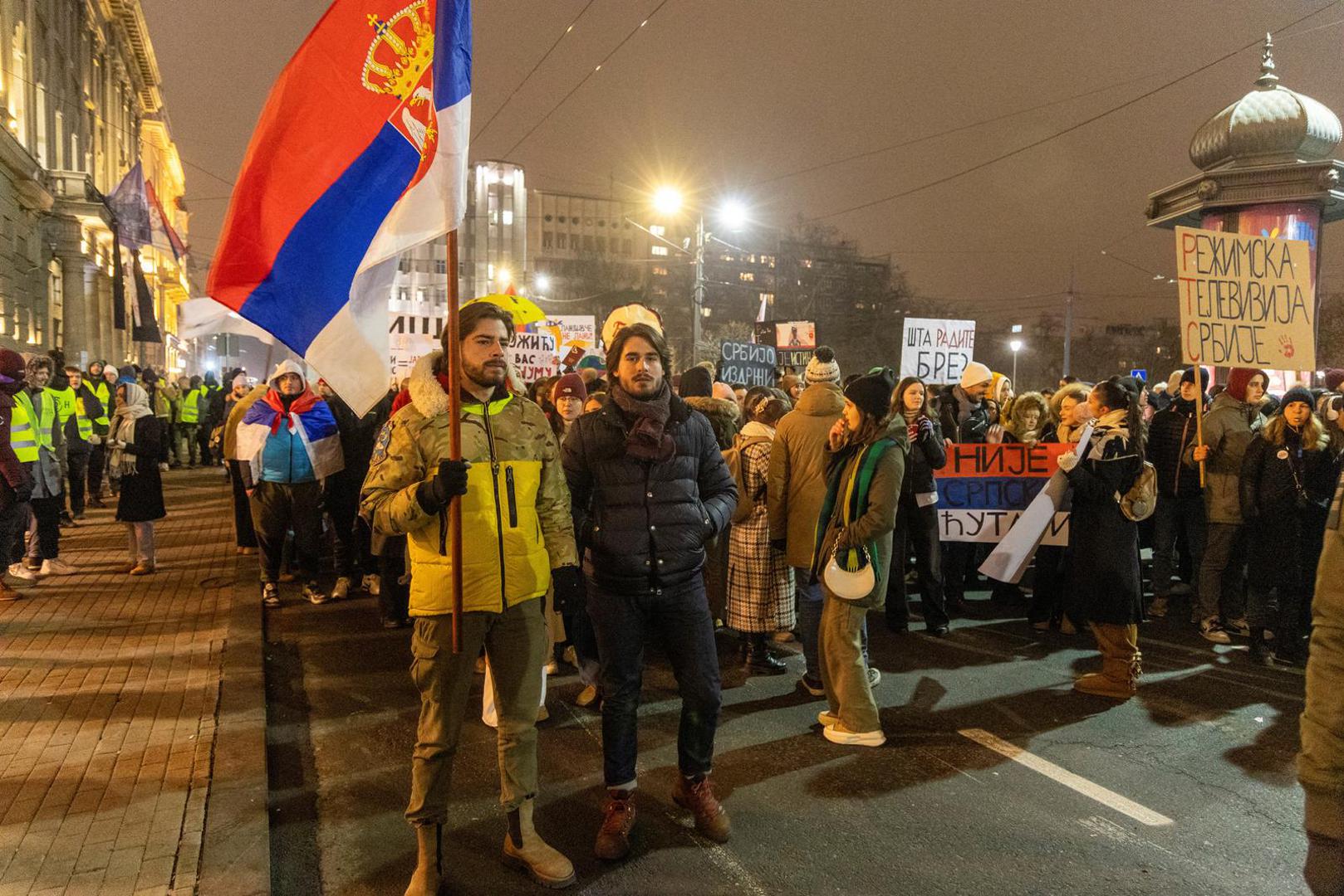 Dodatne napetosti potaknuli su učestali incidenti i napadi kojima su izloženi studenti, napose ulijetanje automobilom u skupinu prosvjednika u Beogradu u četvrtak kada je teško ozlijeđena studentica Pravnog fakulteta, te napad nožem u petak na studente koji su prosvjedovali u Novom Sadu.