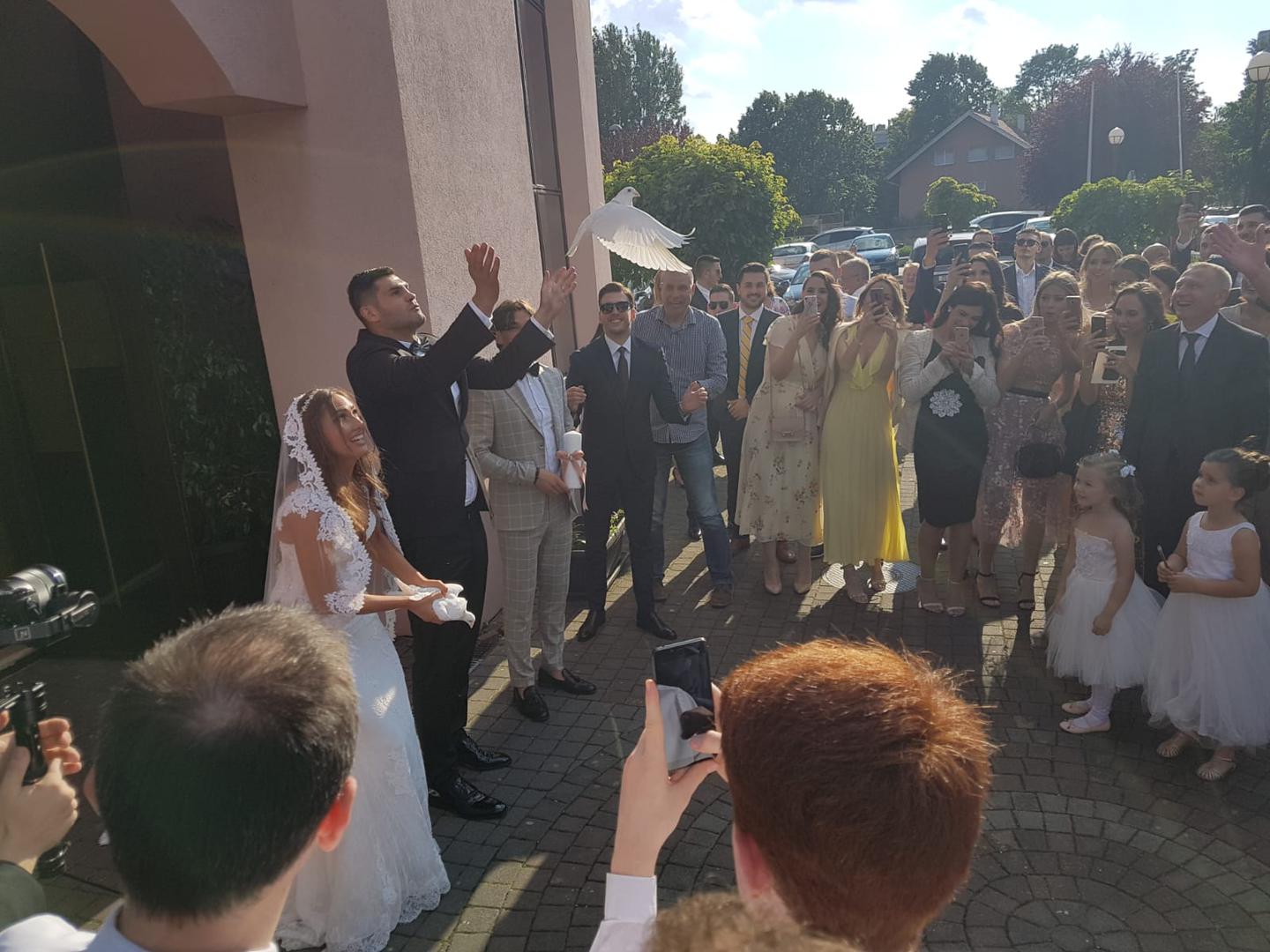 Naš najbolji boksač, Filip Hrgović ušao je u svadbeni ring i dobio borbu života – oženio se djevojkom Marinelom Ćajom, s kojom je u vezi gotovo šest godina. 