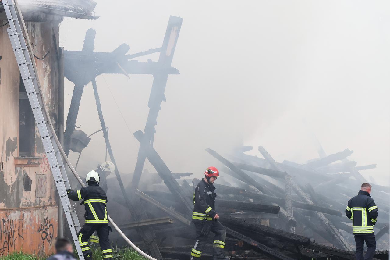 Gore barake uz prugu u Osijeku