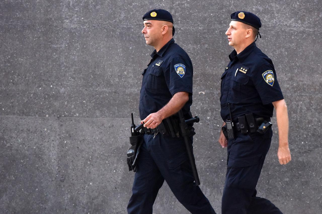 Pripreme policije na ulicama Knina prije početka obilježavanja obljetnice Oluje