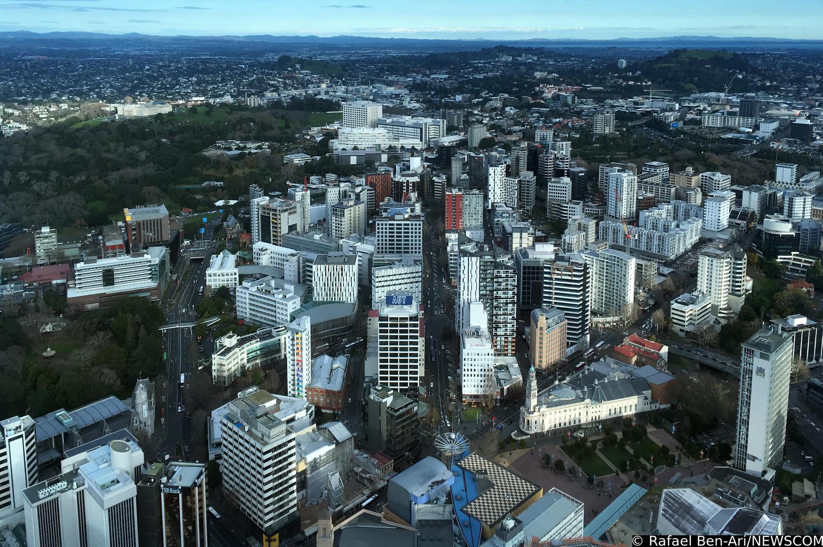 Za odbijanje davanja pristupa predviđene su kazne, uključujući novčane kazne do 5.000 novozelandskih dolara prema zakonima Novog Zelanda. Carinski službenici navode da velika većina putnika nije podvrgnuta pretragama uređaja.