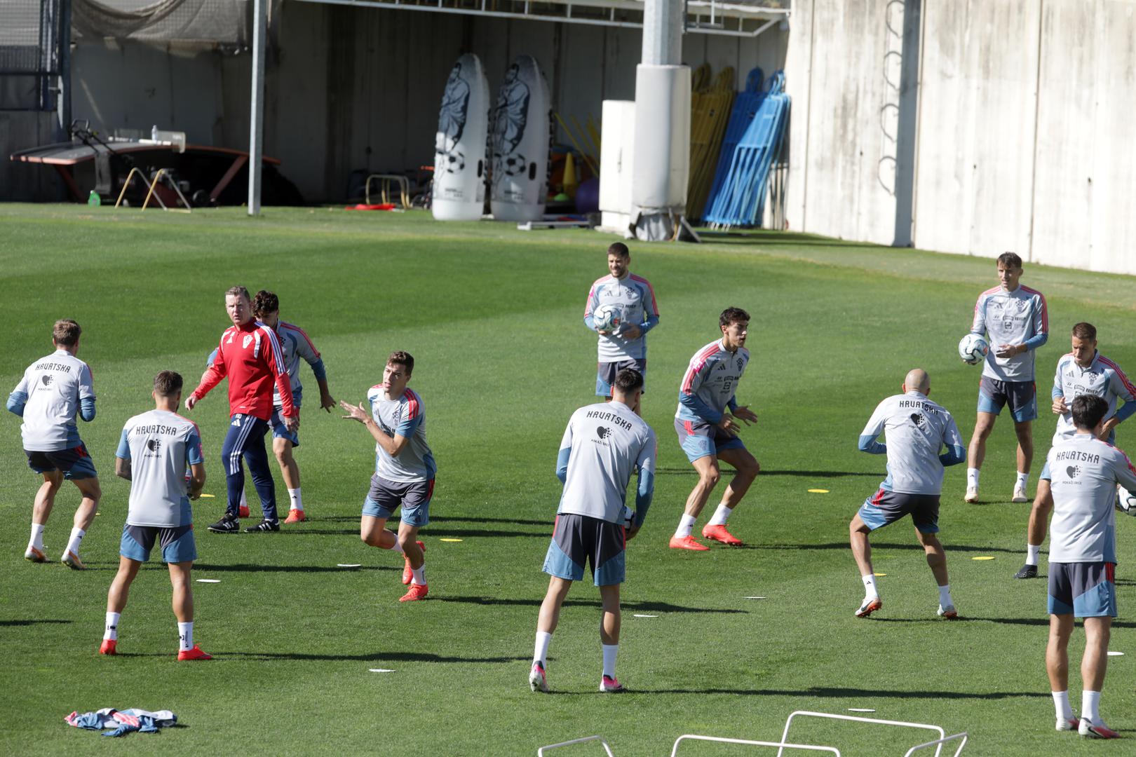 Hrvatska nogometna reprezentacija jučer je doživjela svoj najveći poraz u povijesti. Engleska ju je na Rujevici razbila s ogromnih 7:0 dvama golovima Harryja Kanea i Bukaya Sake te po jednim Judea Bellinghama, Anthonyja Gordona i Morgana Rogersa.

