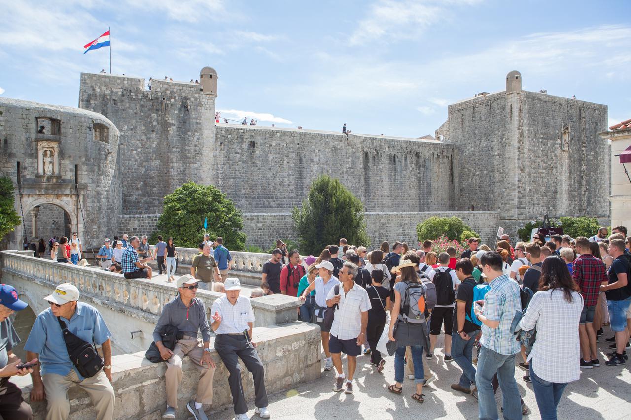 19.09.2016., Stara gradska jezgra, Dubrovnik - Ni u drugoj polovici rujna guzve ne jenjavaju. Photo: Grgo Jelavic/PIXSELL