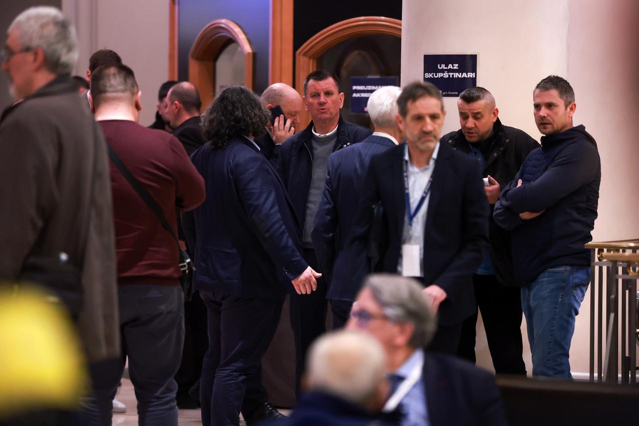 Zagreb: Izlazak skupštinara iz hotela nakon završene skupštine