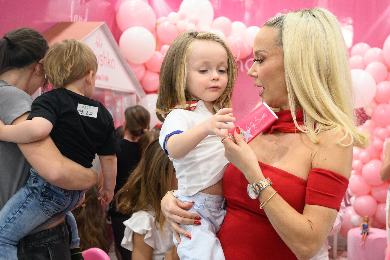 - Hvala vam što ste došli, ovo je ostvarenje mojih snova. Majushka Fashion Dolls zaista postoji imamo 21 prekrasnu lutkicu i nadam se da će svaka djevojčica i princeza pronaći jednu za sebe - rekla je Maja na predstavljanju lutkica u zabavnom parku Igrandia na kojoj je glavna zvijezda bio njezin sin Bloom.