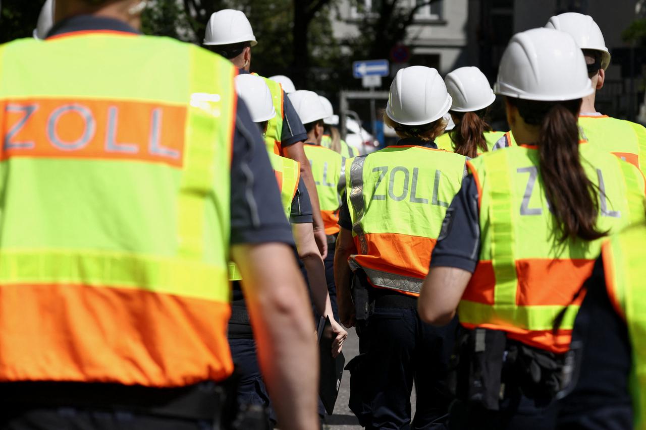 German Vice Chancellor and Finance Minister Klingbeil and German Labour Minister Bas accompany customs agents, in Berlin
