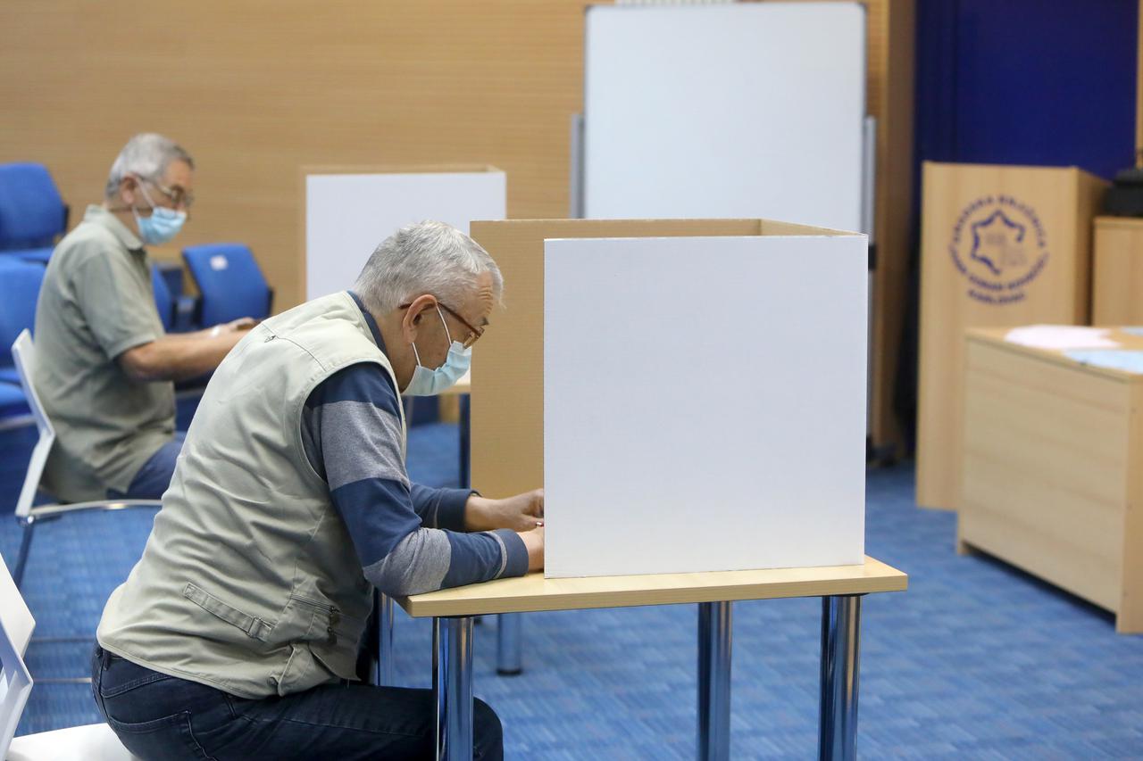 Građani Karlovca izašli su na birališta