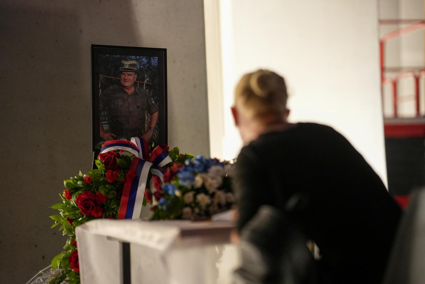 Nakon šetnje do spomen-obilježja otvorena je knjiga žalosti, u koju su okupljeni mogli upisati poruke povodom njegove smrti.