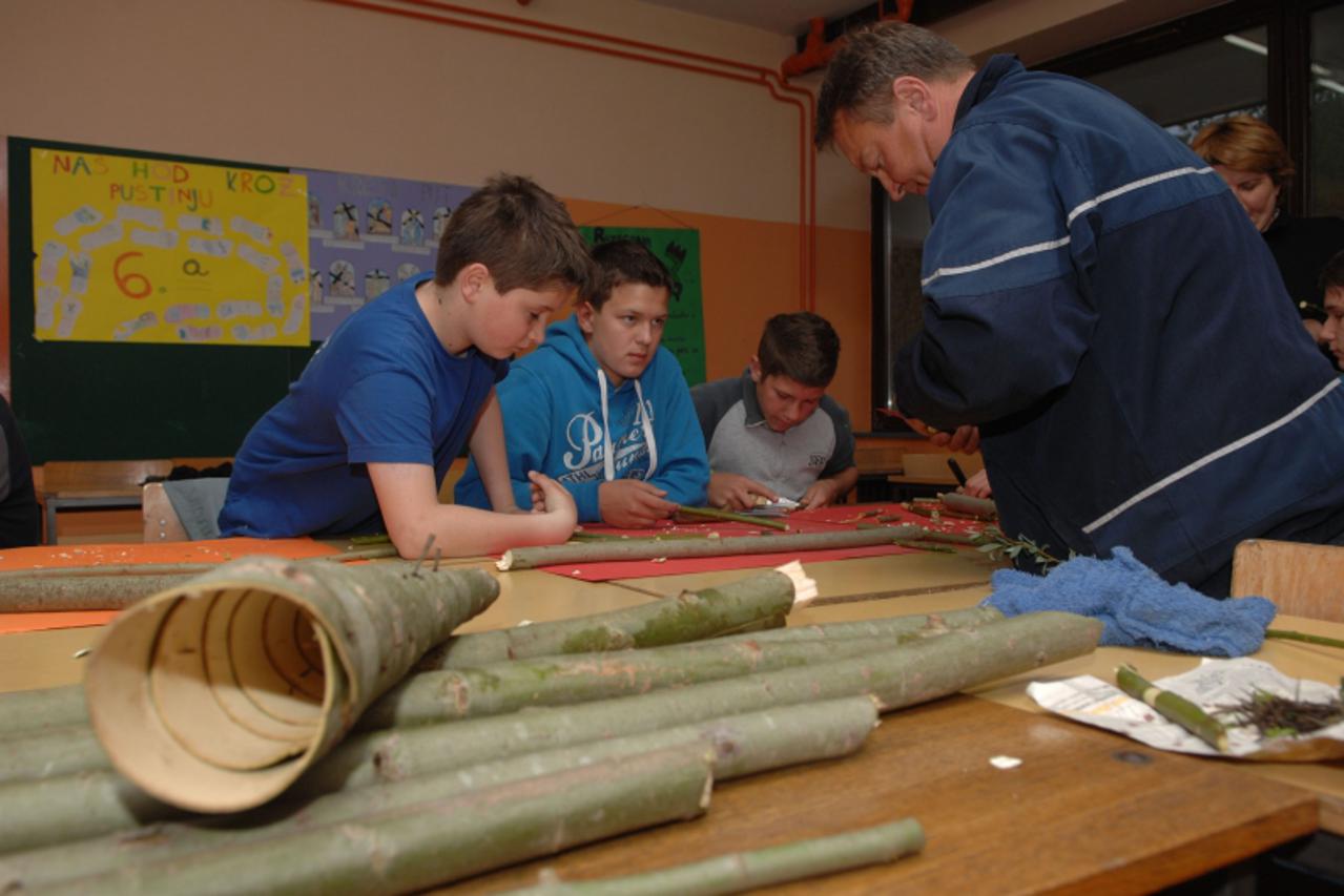 '26.04.2011. Osnovna skola Durmanec, Durmanec - Radionica na kojoj su djeca ucila kako se od vrbine kore i vrbinih grana rade frule i trube. Photo: Matija Topolovec/PIXSELL'