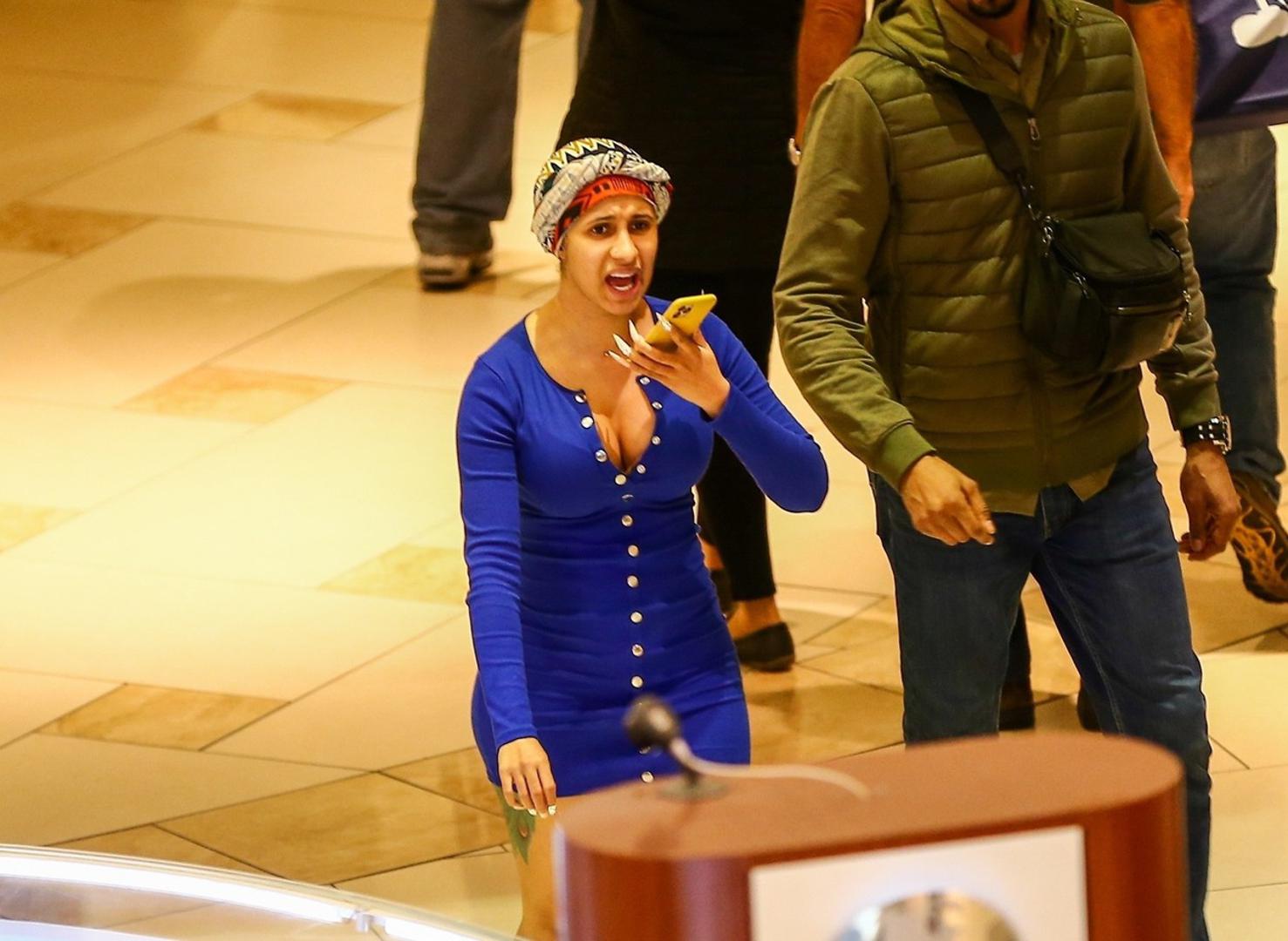 Na pozornici je uvijek pomno dotjerana i za svoje nastupe Cardi B uvijek bira izazovne kombinacije, ali izvan pozornice je zbilja
neprepoznatljiva. 