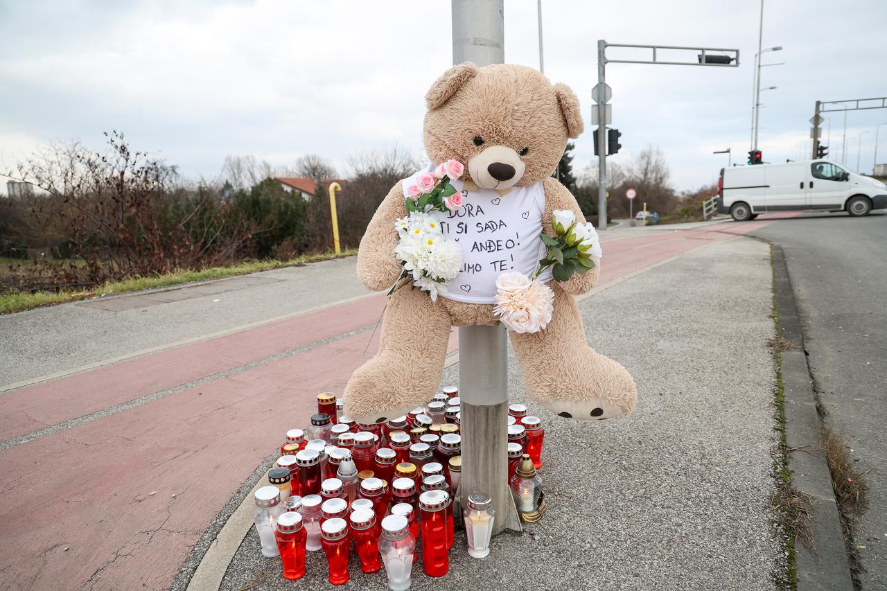 Zagreb: Medvjedić i svijeće na mjestu gdje je djevojka stradala u naletu automobila