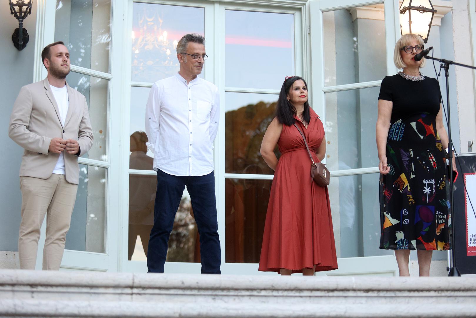 Izložbu je otvorio predsjednik Gradskog vijeća Grada Opatije Kristian Tončić, te istaknuo kako vjeruje da će se dio posjetitelja prepoznati u duhovitim zgodama na ilustracijama, te izrazio zadovoljstvo da Opatija kao turističko središte, ima izložbu ove tematike. Potom su posjetitelji u velikom broju ispunili izložbeni prostor muzeja koji je bio pretijesan za toliki broj, pa su uz osmijeh, strpljivo čekali kako bi detaljno proučili svaki Tisjin rad i komentirali ga s bližnjima. Ona se je rado fotografirala i potpisivala knjige i katalog izložbe