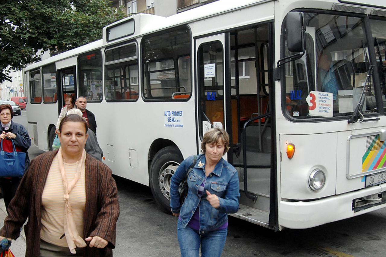 '08.09.2010., Sisak - Zbog problema u poslovanju sisacki Auto promet ukinuo je niz linija,sto je izazvalo nezadovoljstvo kod putnika. Photo:Nikola Cutuk/PIXSELL'