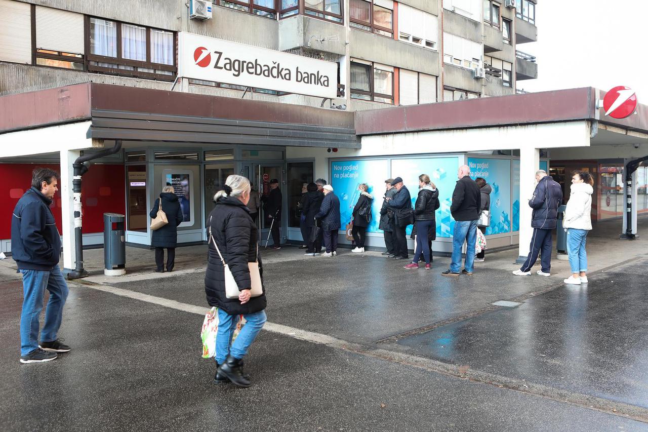 Zagreb: Gužve ispred banaka zbog konverzije kune u euro