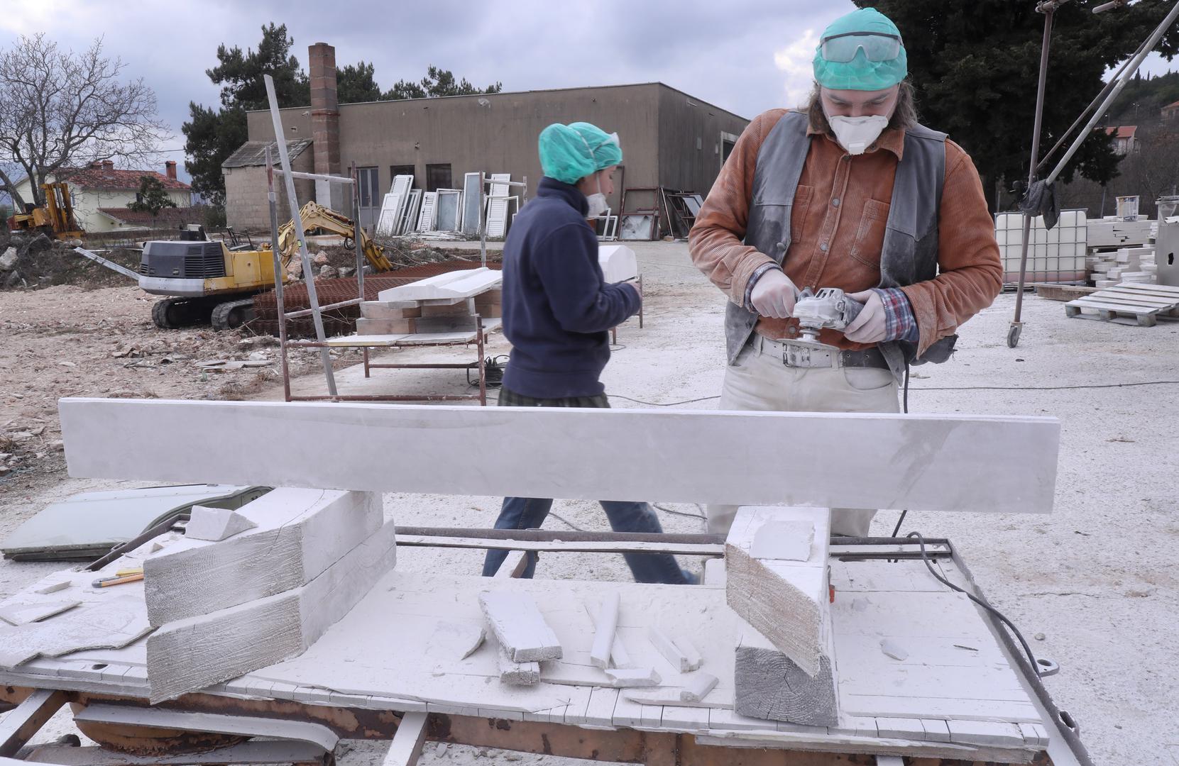 07.02.2024.,Imotski-Vrijedne ruke mladih umjetnika Roka Drzislava Rebica,,Emire Becirovic iz Ljubljane Karla Mrvosa iz Rijeke,Ive Japec i i Frana Marka Vlahinica iz Zagreba,uz nadzor inicijatora Ivana Topica Note svakodnevno klesu detalje spomenika Mercedesu koji se trebaju sklopiti i biti izlozeni ovog ljeta u Imotskom. Photo: Ivo Cagalj/PIXSELL
