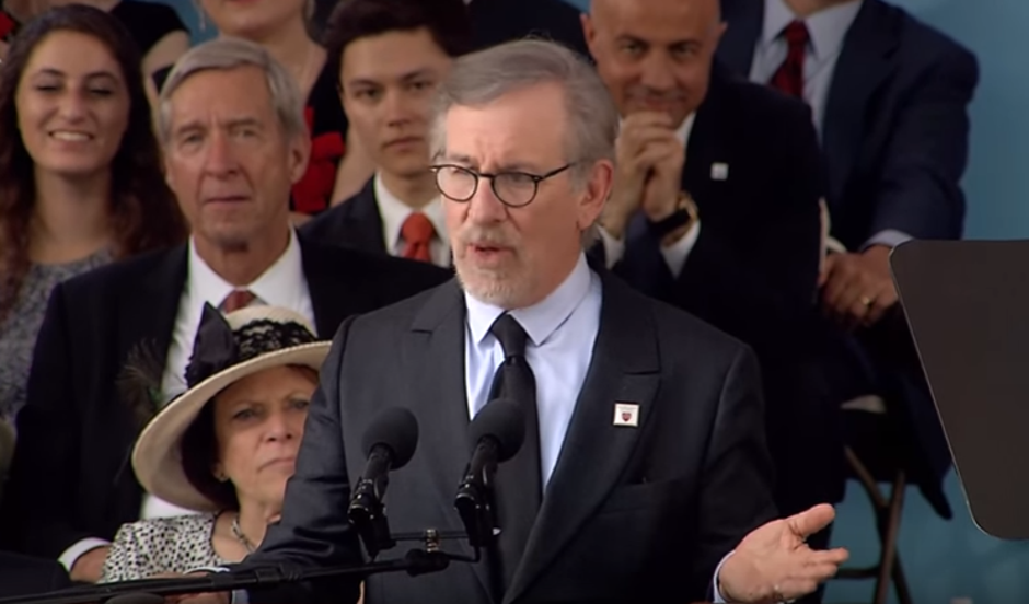 Redatelj Steven Spielberg drži govor na Sveučilištu Harvard
