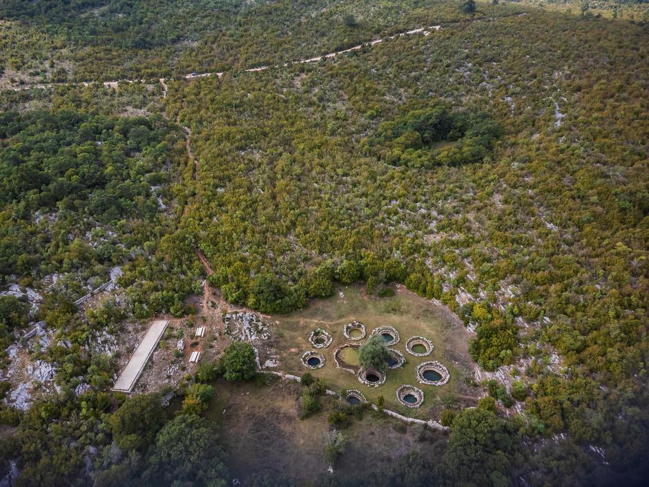 Malo ljudi zna za ove misteriozne bunare u Dalmatinskoj zagori, legenda kaže da nikad nisu presušili
