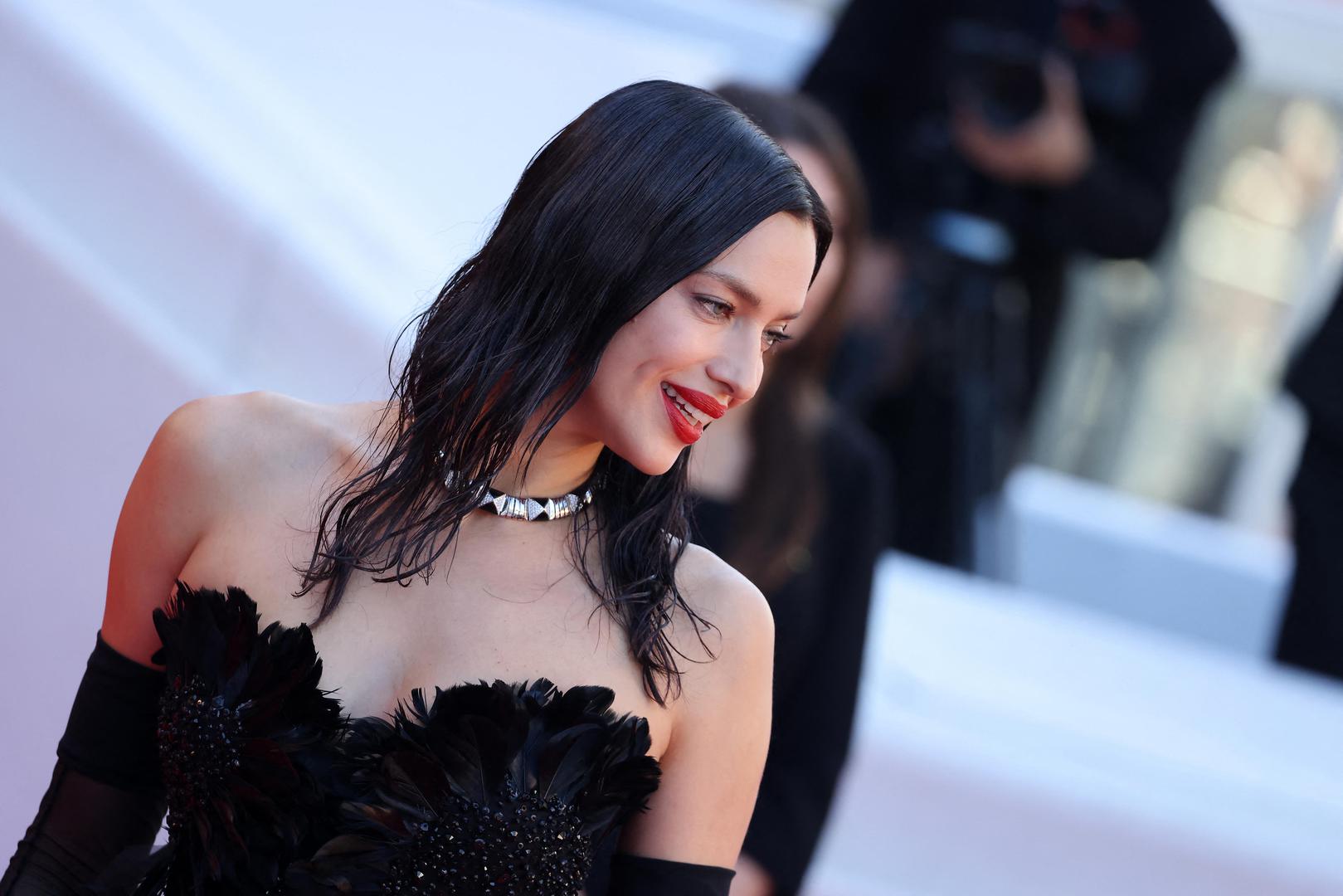 Nakon završetka srednje škole, sudbina je imala drugačije planove. Iako je nakratko studirala marketing, ubrzo je odustala i sa sestrom se upisala u lokalnu školu ljepote. Upravo je taj potez bio presudan. 