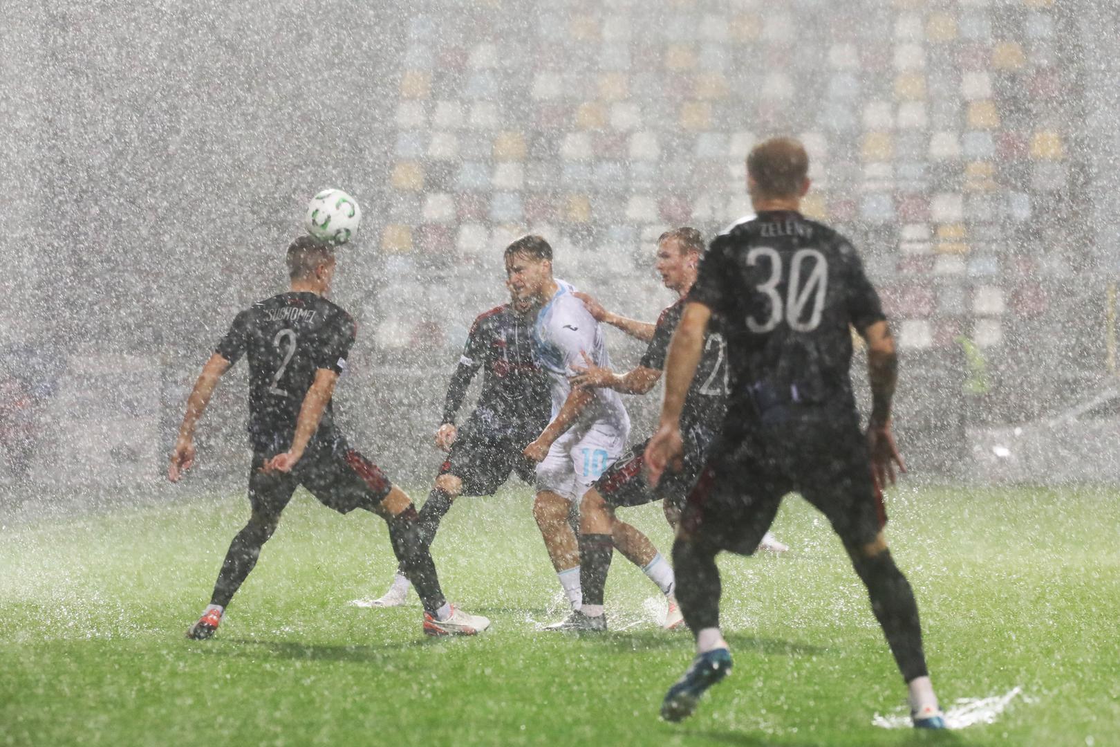 Vidjelo se odmah da će biti teški uvjeti za igru, a sve skupa potrajalo je 13 minuta.