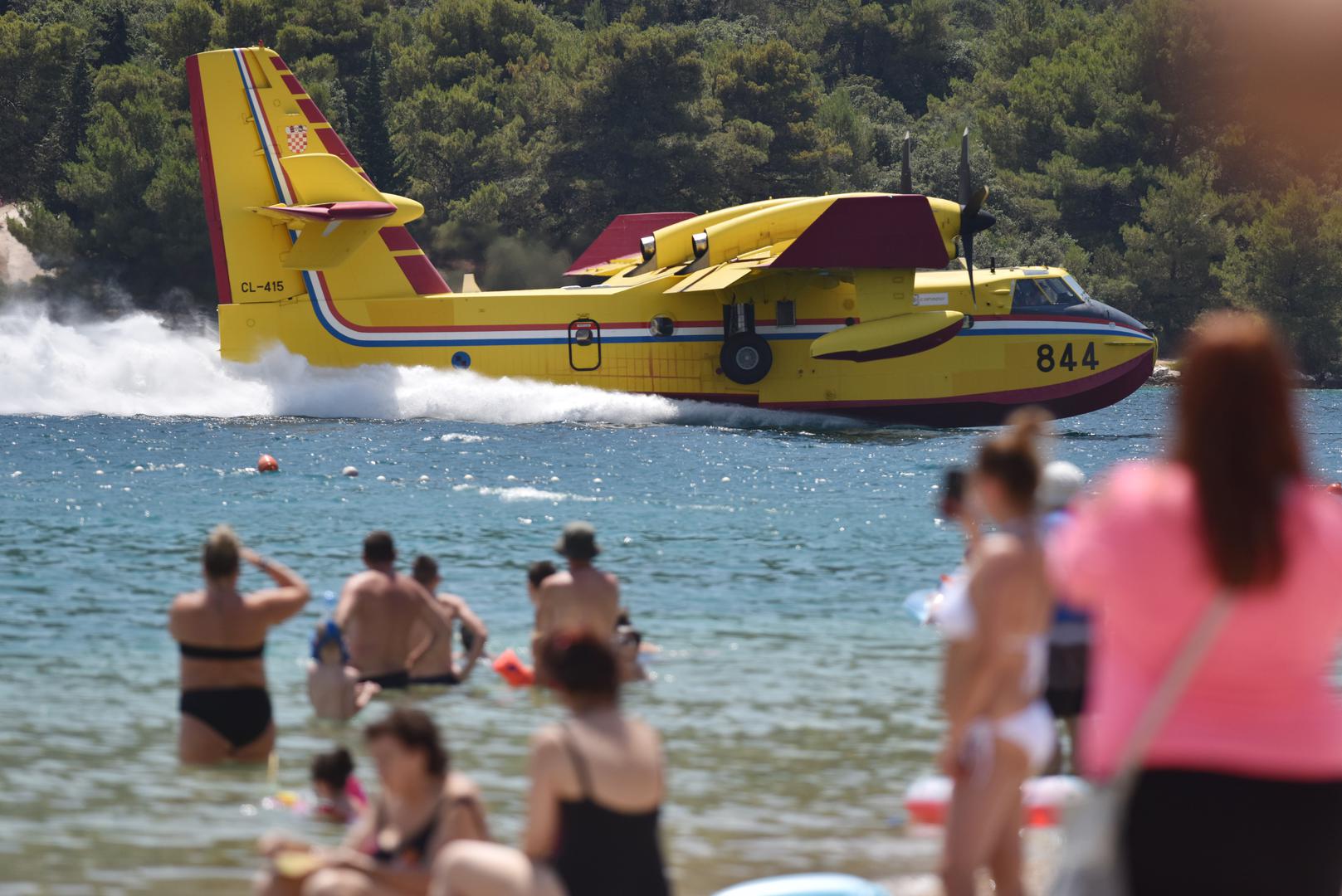 Piloti kanadera danas su svojim manevrima uzimanja vode u uvali u Grebaštici oduševili brojne kupačice i kupače.