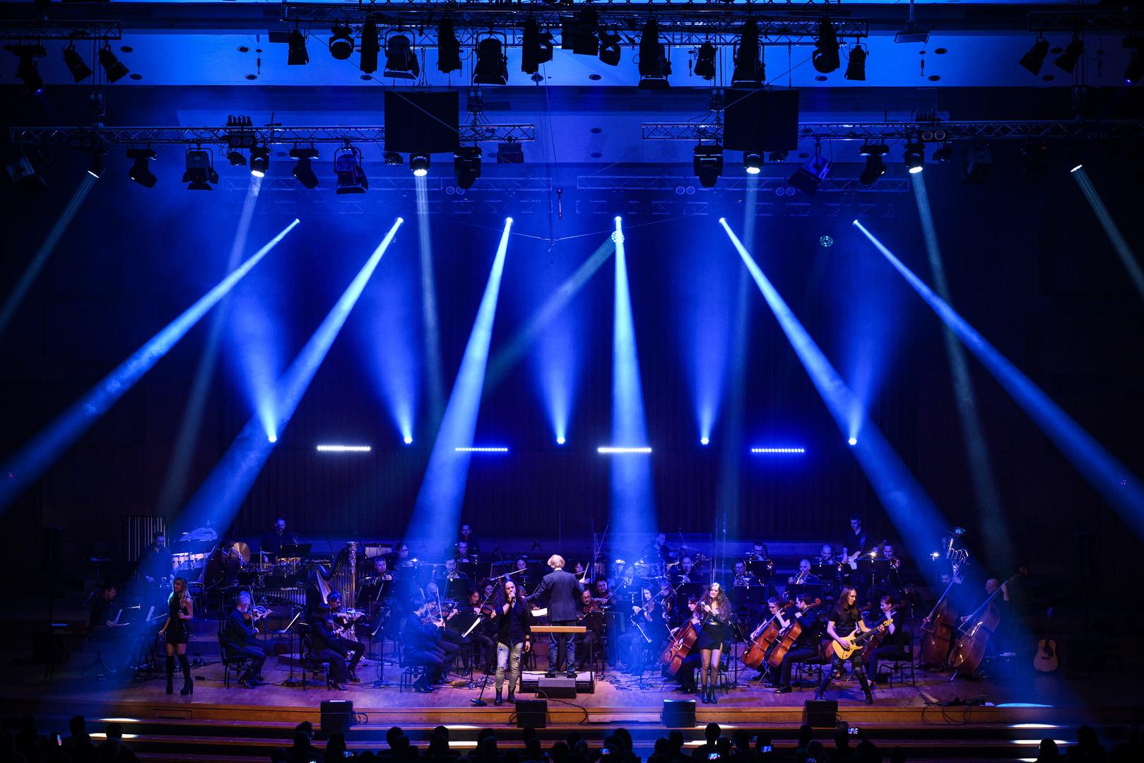 Zagrebačka filharmonija, jedna od najboljih glazbenih institucija u Hrvatskoj, surađivala je s mnogim velikim zvijezdama, od kojih se posebno ističe koncertna suradnja s frontmanom Iron Maidena, Bruceom Dickinsonom, a u Lisinski su donijeli najpoznatije hitove bendova koji su obilježili povijest rocka i heavy metala kao što su Queen, Pink Floyd, AC/DC, Deep Purple, Whitesnake, Metallica, Scorpions, Van Halen