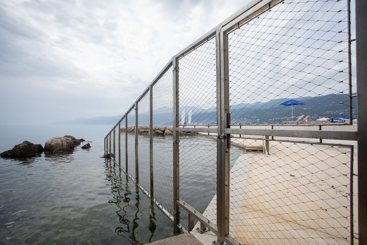 Rijeka: Plaža hotela Hilton Costabella koja je u koncesiji ograđena je ogradom