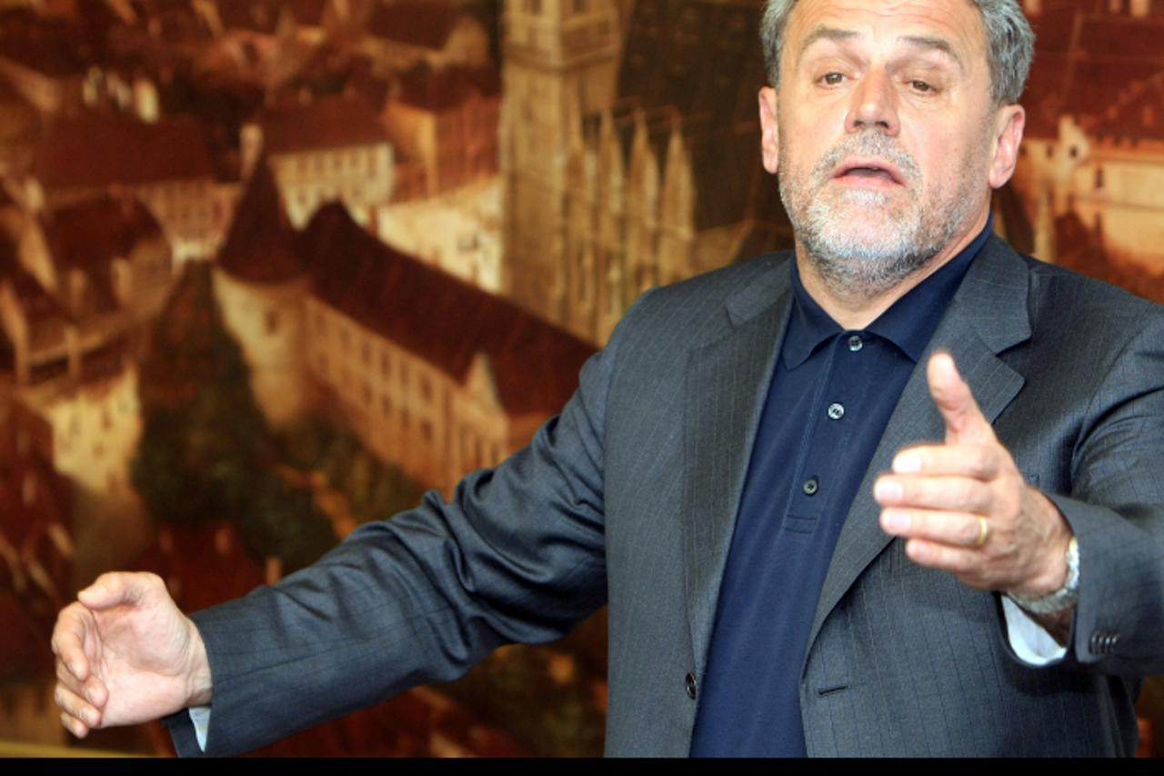 \'03.04.2012., Zagreb - U gradskom poglavarstvu odrana je konferencija za novinare o stanju autotaksi prijevoza u gradu Zagrebu. Gradonaèelnik Milan Bandic. Photo: Dalibor Urukalovic/PIXSELL\'