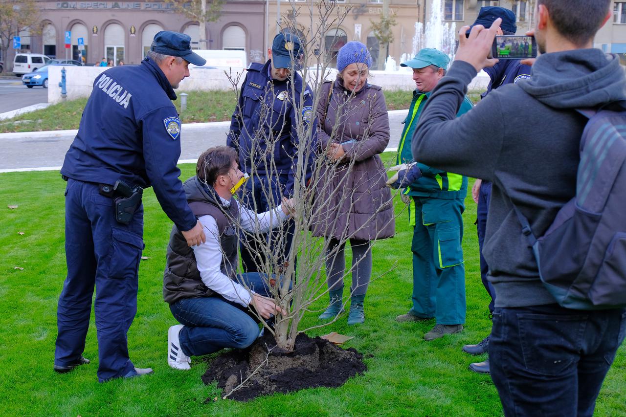 Sadili magnolije - policija legitimirala članove Živog zida