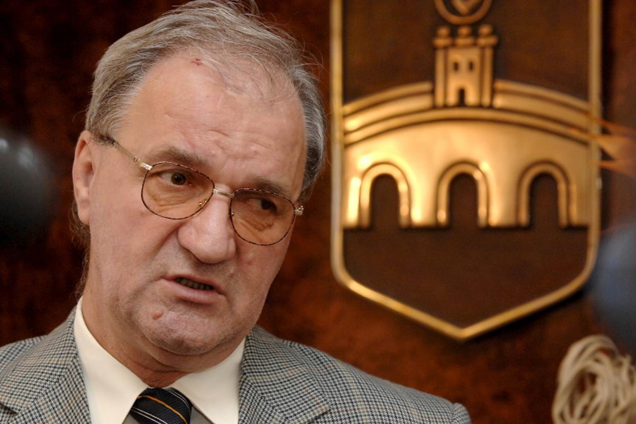 'muftija sevko omerbasic....u pozadini grb osijeka......osijek....11.10.2006.... uz tekst igora mavrina snimio davor javorovic'