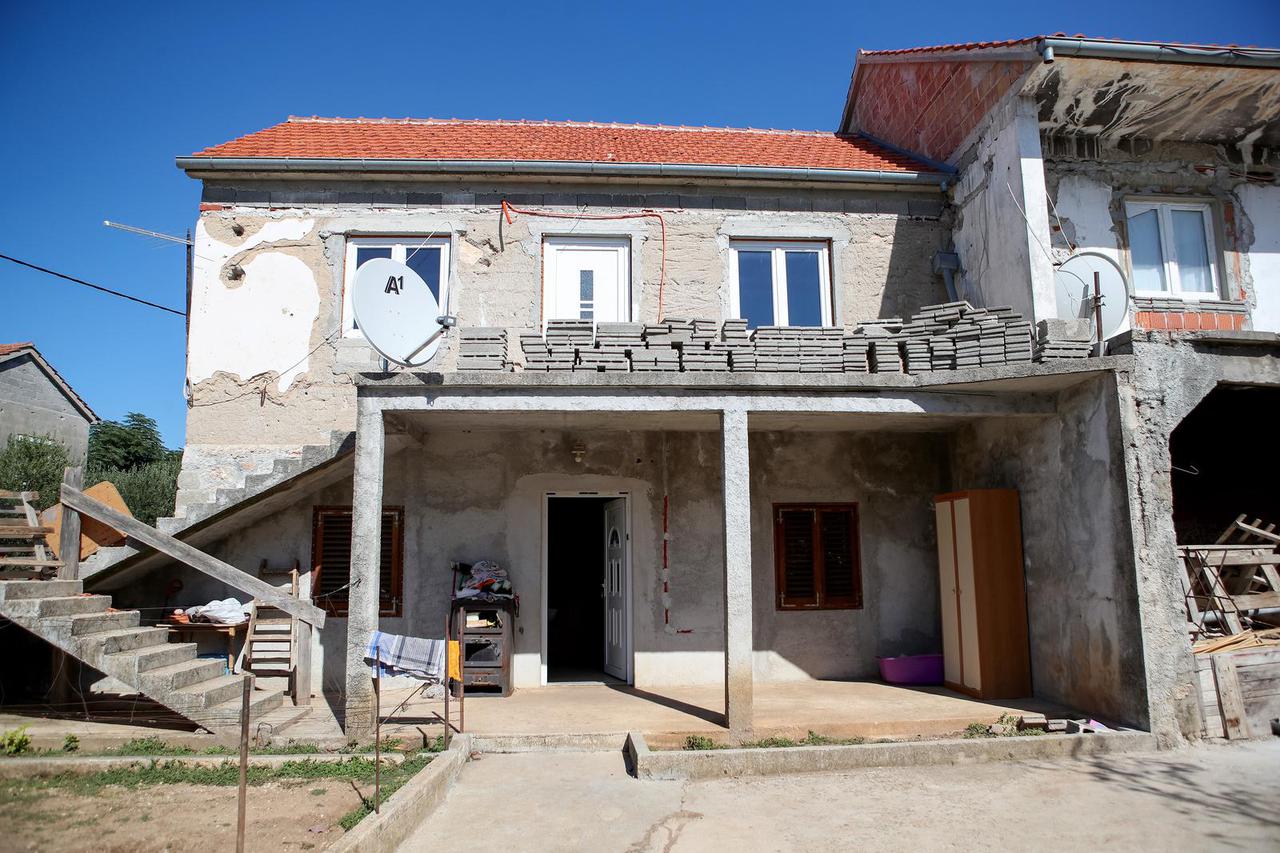 Škabrnja: Članovi Udruge za pomoć žrtvama nasilja, djeci i siromašnima dovezli pomoć obitelji Matijević