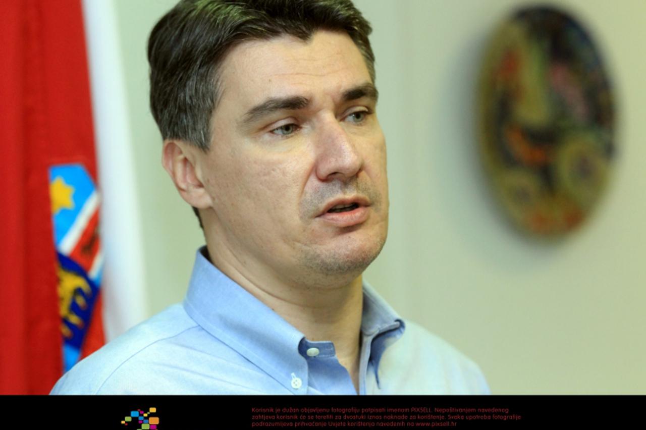 '05.09.2012., Zagreb - Premijer RH i predsjednik SDP-a Zoran Milanovic u prostorijama stranke dao je izjavu za medije na objavu Agencije Fitch . Bonitetna agencija Fitch promijenila je prognozu za kre