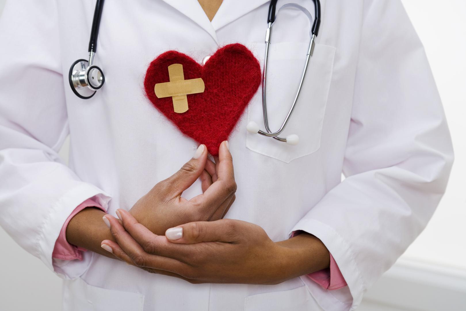 Mučnina, bol u želucu – Ovi simptomi nisu rijetki prije nastanka srčanog udara. Oticanje u području abdomena koje je povezano s ovim stanjem može utjecati i na gubitak apetita pa imajte i taj simptom na umu.