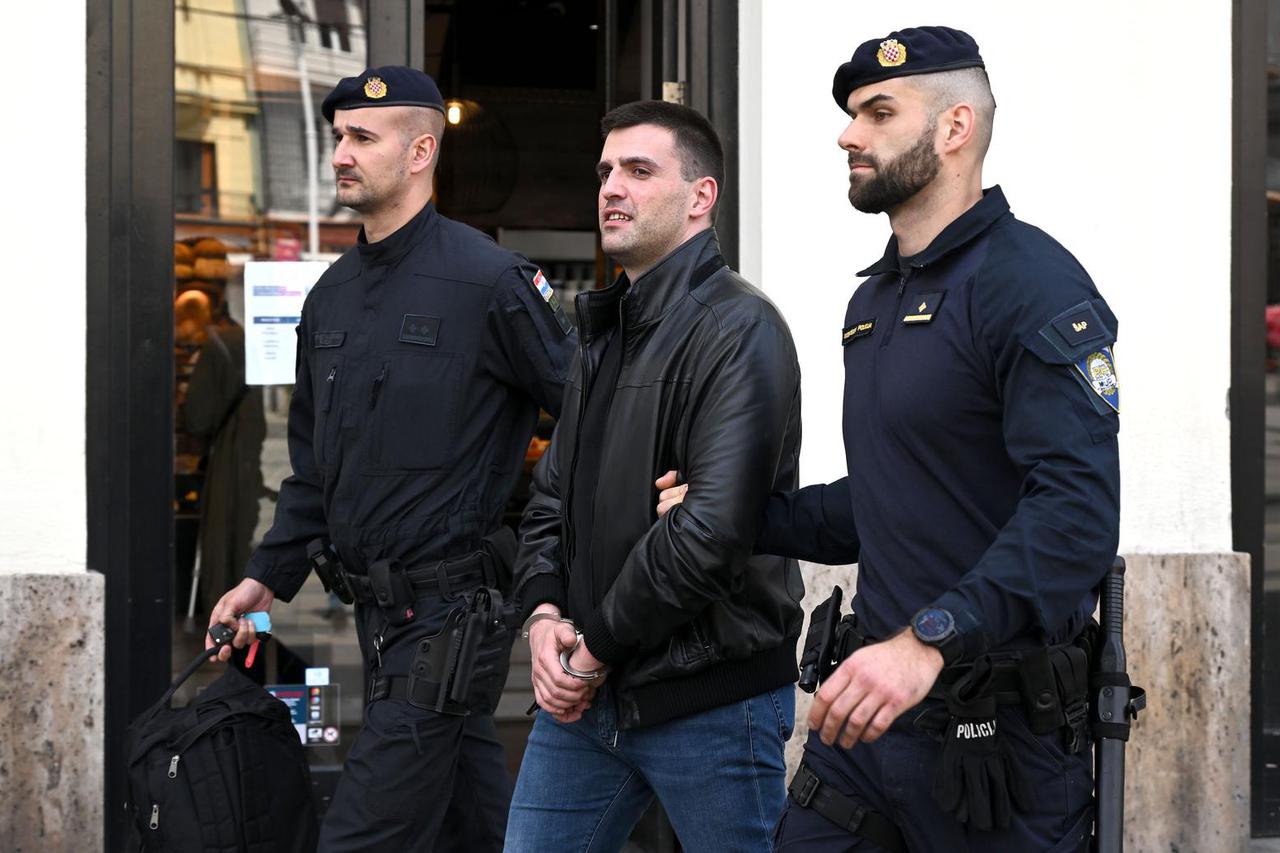 Zagreb: Policija na glavnom gradskom Trgu privodi osobu koja je navodno povezana s trgovinom drogom