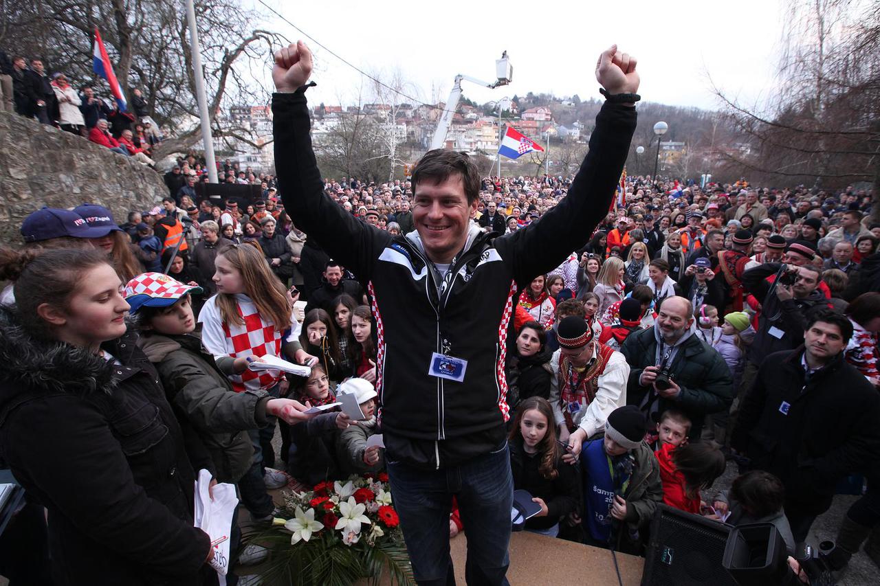 ARHIVA - 2011. Zagreb: Ivicu Kosteli?a susjedi do?ekali u Gra?anima