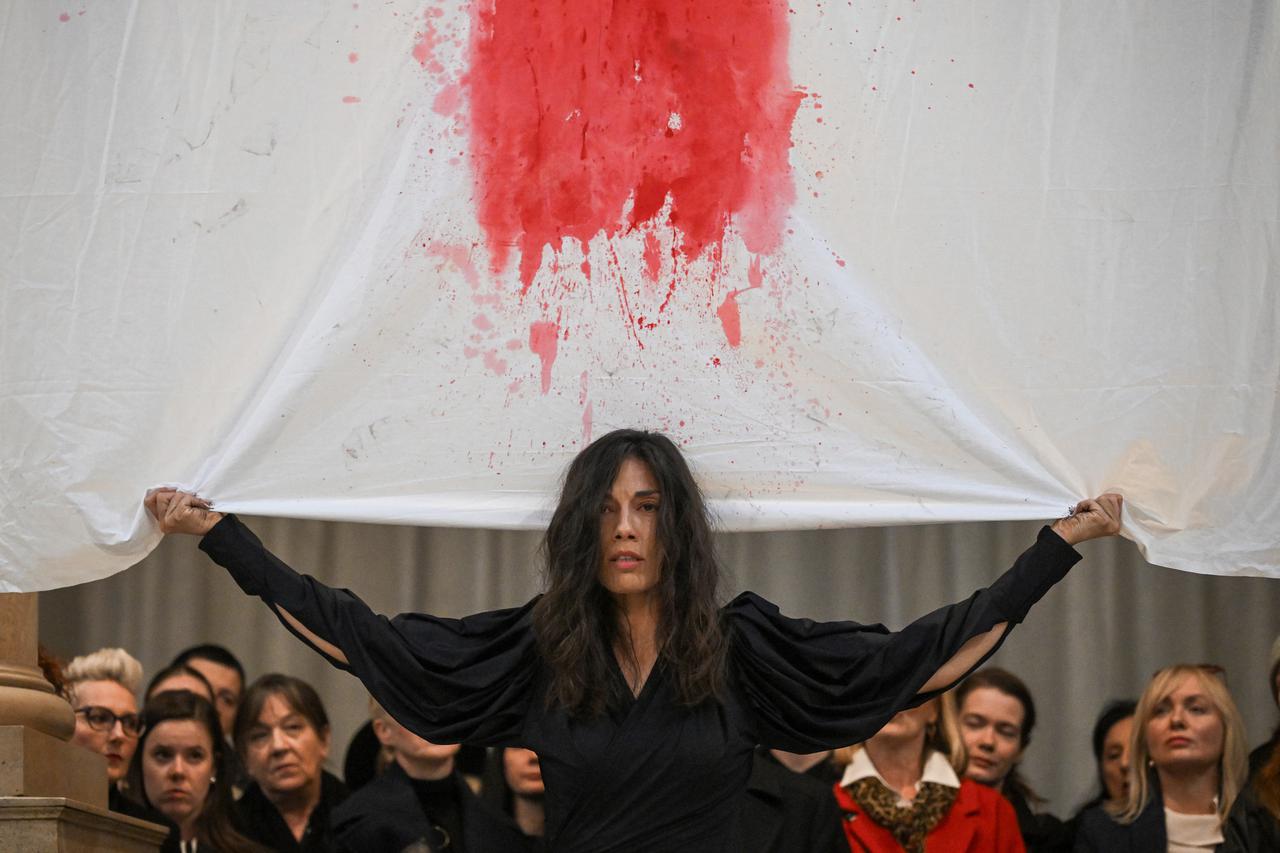 Zagreb: Performans pod nazivom "Golgotska noć" umjetnika Dimitrija Popovića