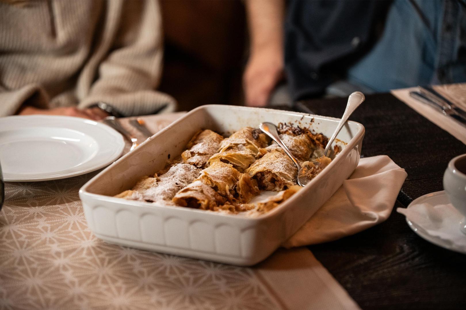 U prvoj epizodi Vini Jurčić i Leo Jurešić kreću iz Zagreba prema Grazu, slijedeći trag Tafelspitza – jela koje je s vremenom preraslo u carski specijalitet i ostalo prepoznatljiv simbol austro-ugarske kulinarske baštine. Put ih je zatim odveo prema slasticama: štrudli i carskom drobljencu, čija se povijest, od jednostavnih seoskih kuhinja do bečkih salona, razotkriva u nizu šarmantnih priča i anegdota.