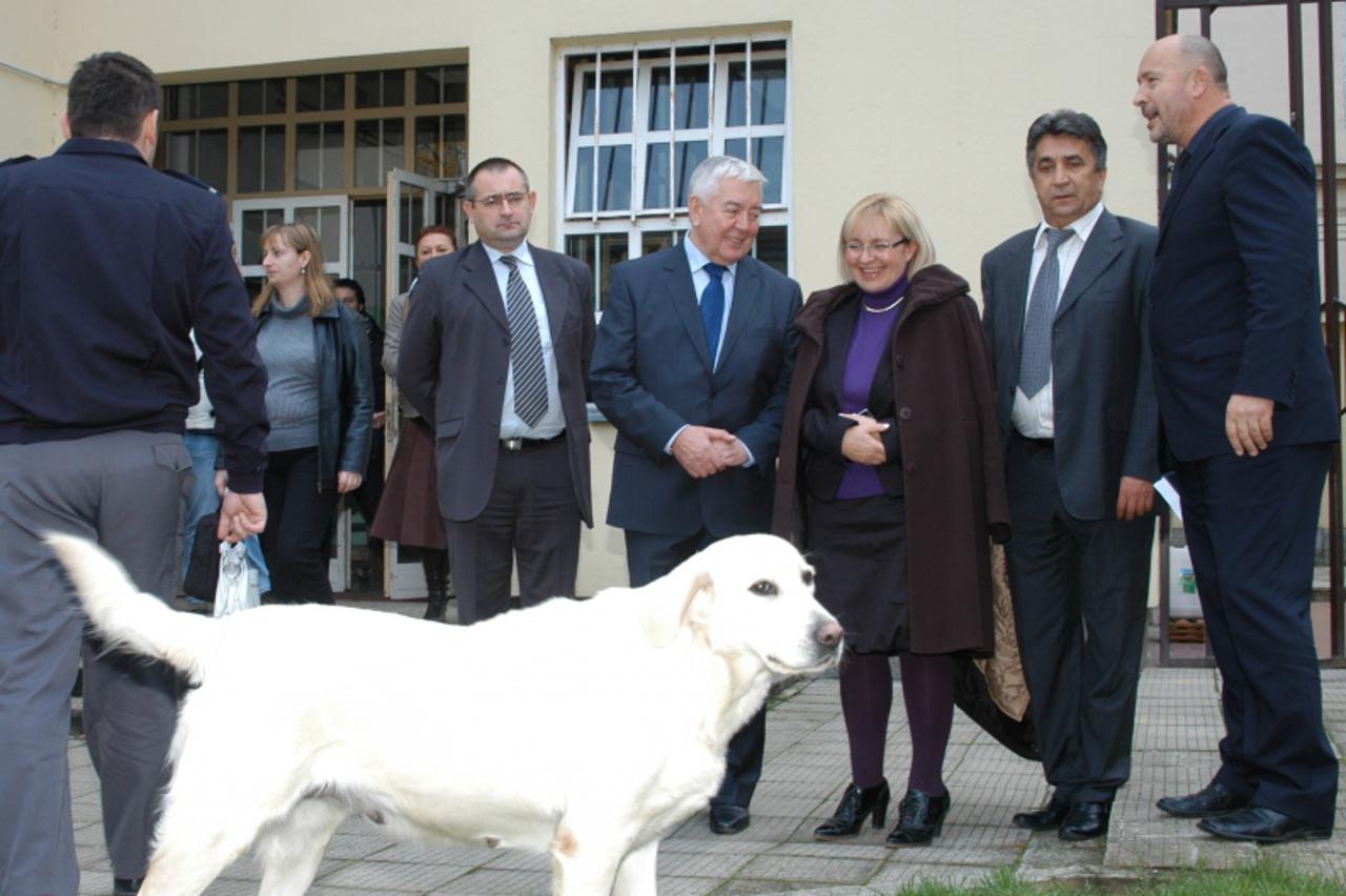'18.11.2010., Bjelovar - Zupan bjelovarsko-bilogorski Miroslav Cacija (drugi s lijeva) u pratnji predsjednice Zupanijskog suda Bjelovar Milenke Slivar (treca s lijeva) obisao bjelovarski zatvor gdje i