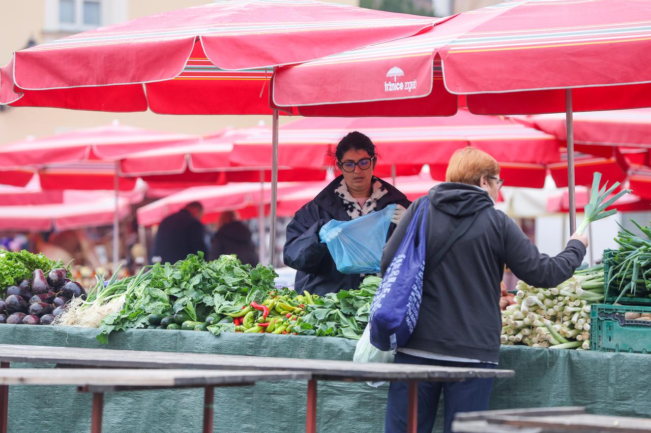 Zagreb: Raznolika ponuda voća i povrća na tržnici Dolac